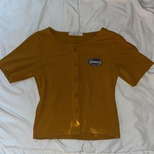 Cropped skinny yellow tee